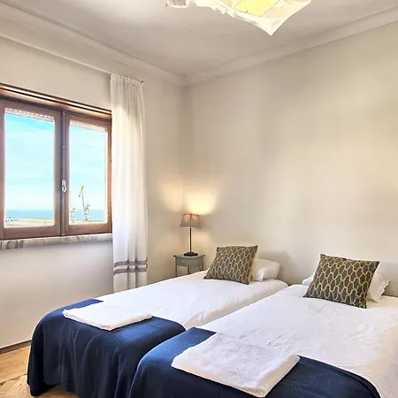 Fuer 29 Personen Und 1 Kind In Lissabon- Regiao De - Costa De Lisbo By Interhome شقة *