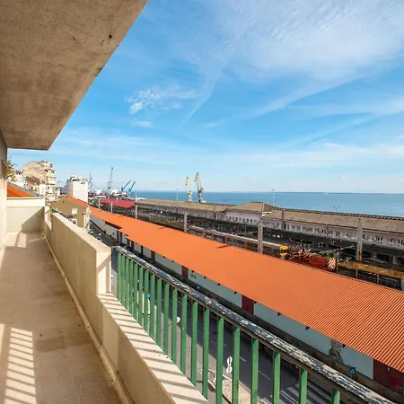 Fuer 29 Personen Und 1 Kind In Lissabon- Regiao De - Costa De Lisbo By Interhome شقة