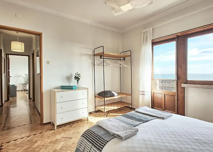 Fuer 29 Personen Und 1 Kind In Lissabon- Regiao De - Costa De Lisbo By Interhome Lisbon